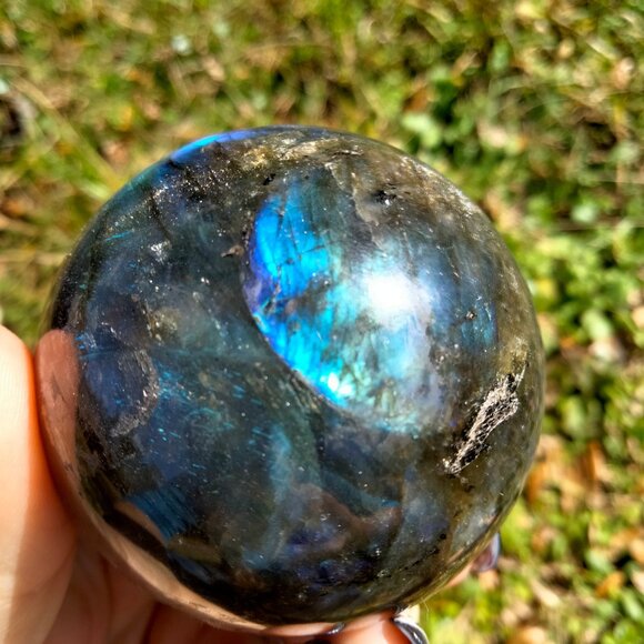 Labradorite stone crystal Sphere with multiple blue flash and golden shimmer - Picture 3 of 7
